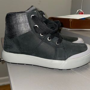 NIB Keen water resistant hiking shoes